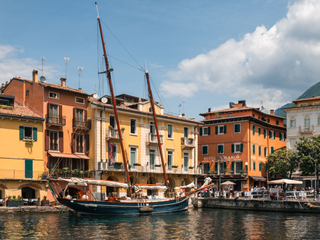 Malcesine widok miasteczka port Garda włochy