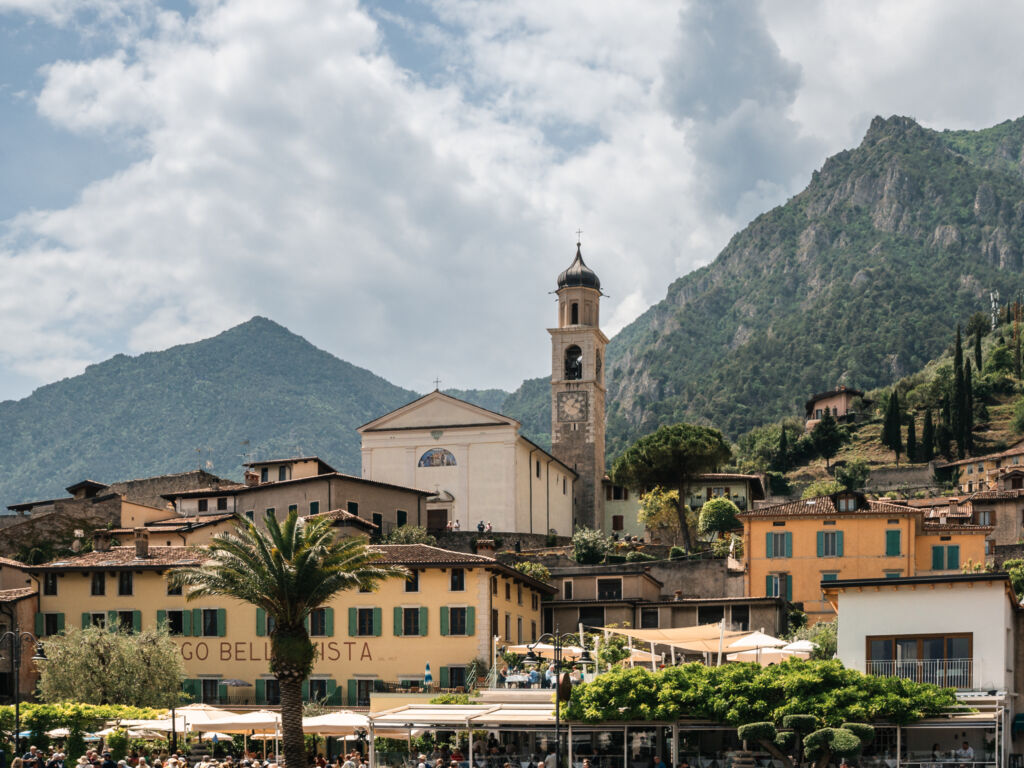Limone sul Garda widok miasteczka włochy