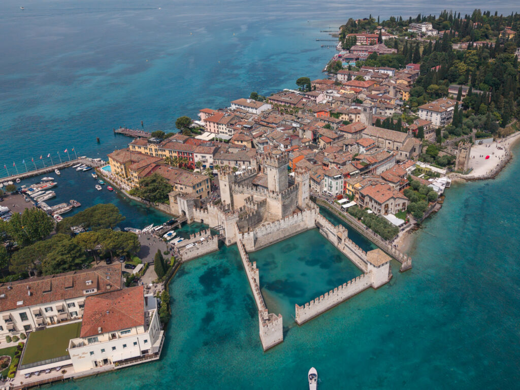Sirmione garda widok dron zamek włochy