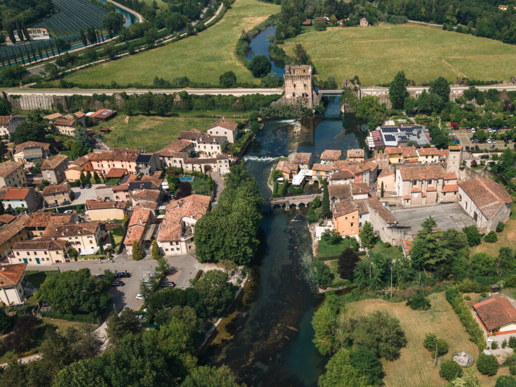 Valeggio sul Mincio i Borghetto sul Mincio jezioro garda widok z drona